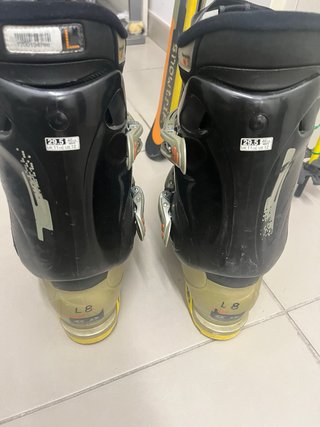 Esquís, botas y bastones de esquí