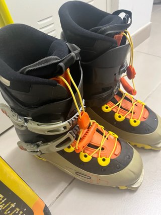 Esquís, botas y bastones de esquí
