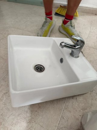 Lavabo de baño pequeño blanco