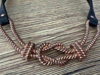 Collar y pulsera con nudos dorados