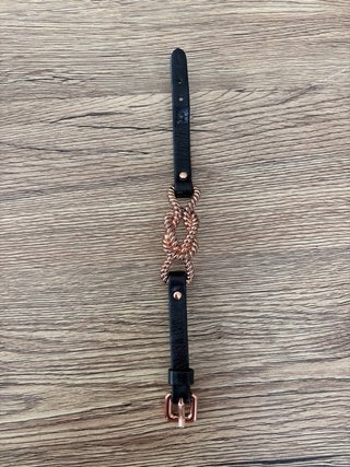 Collar y pulsera con nudos dorados