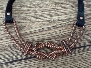 Collar y pulsera con nudos dorados