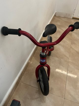 Bicicleta sin pedales Chicco roja