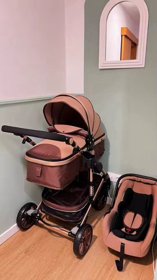 Carrito de bebé marrón y dorado