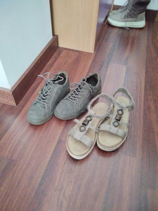 Zapatos de verano grises y beige