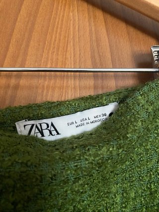 Falda Zara verde con cadena dorada