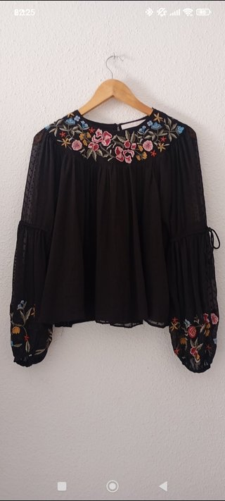 Blusa Zara bordada negra