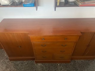 Cómoda de madera con cajones y puertas
