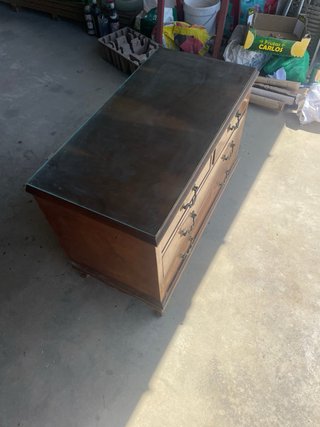 Cómoda antigua de madera con tapa de cristal