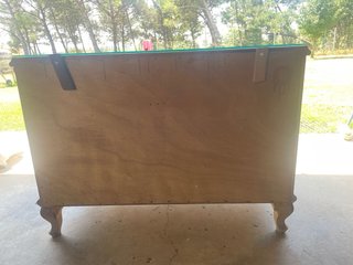 Cómoda antigua de madera con tapa de cristal