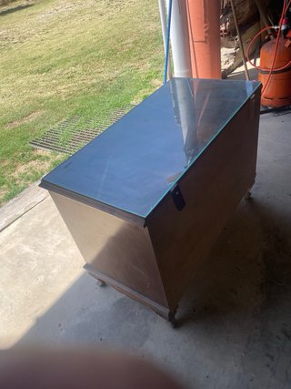 Cómoda antigua de madera con tapa de cristal