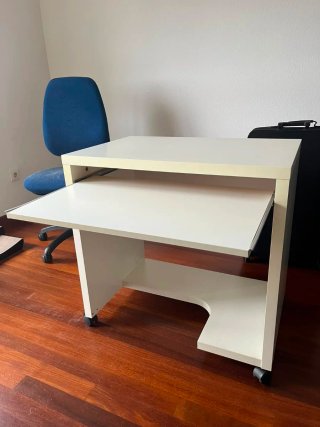 Escritorio blanco con bandeja extraíble