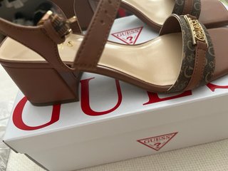 Sandalias Guess Marrón y Dorado puestas 1 vez