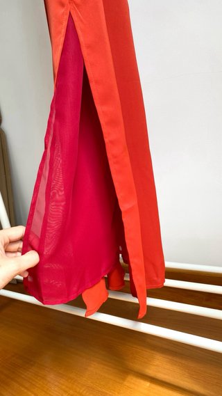 Vestido invitada naranja y rojo con pañuelo