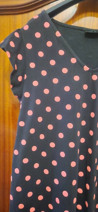 Vestido negro con lunares rosas