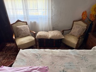Sillones antiguos de madera y tela