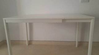 Mesa extensible IKEA Vihals blanca con 4 sillas