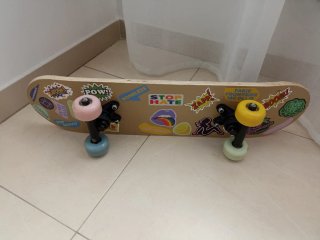 Skate infantil con casco