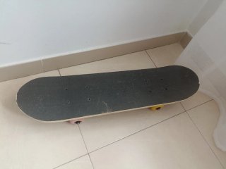 Skate infantil con casco