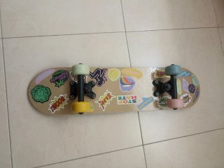Skate infantil con casco