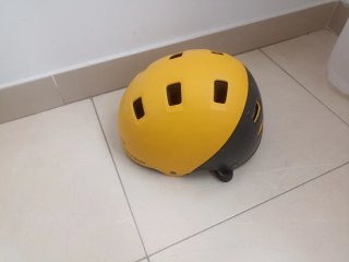 Skate infantil con casco