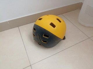 Skate infantil con casco