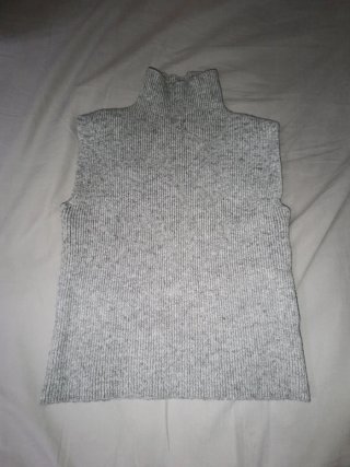 Top de punto gris cuello alto sin mangas