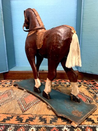 Caballo antiguo de madera, cartón y piel