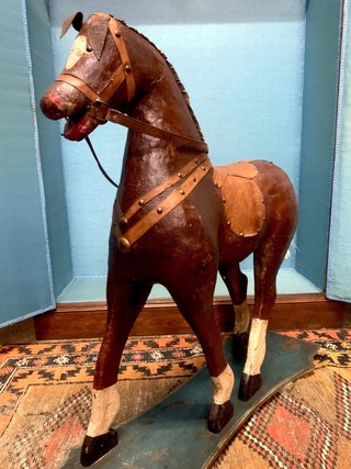 Caballo antiguo de madera, cartón y piel