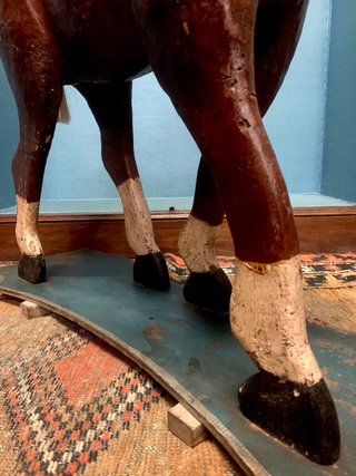 Caballo antiguo de madera, cartón y piel