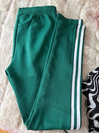 Pantalón Adidas Verde con Rayas Blancas