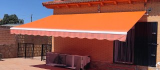 Toldo eléctrico con sensor de luz y viento