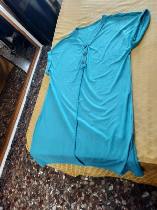 Vestido de verano azul verdoso