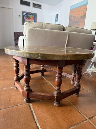 Mesa antigua madera y bronce.