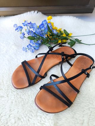 Sandalias negras y plateadas piel