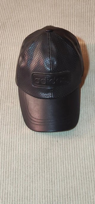 Gorra de cuero negra perforada