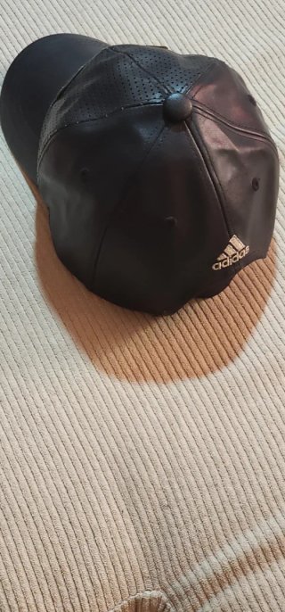 Gorra de cuero negra perforada