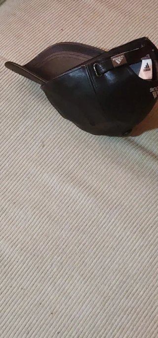 Gorra de cuero negra perforada