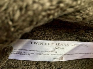 Cardigan Twin Set in maglia bouclé spalmato oro