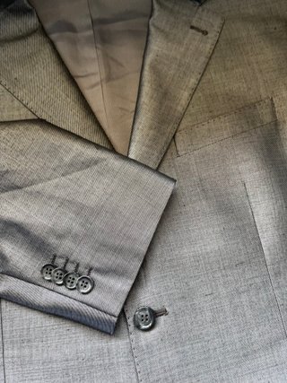 Traje de hombre plateado