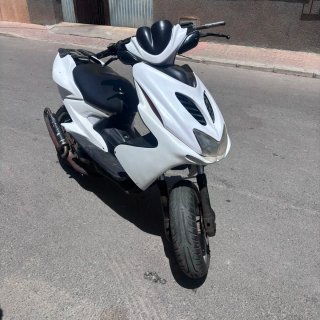 Yamaha Aerox Blanca