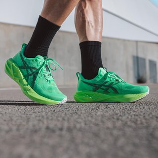 Zapatillas running asfalto Asics Novablast 5 Hombre - verde