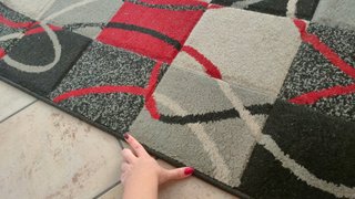 Alfombra cuadros rojos, grises, blancos y negros
