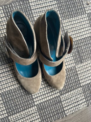 Elegantes zapatos de tacón marrones