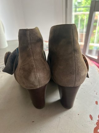 Elegantes zapatos de tacón marrones