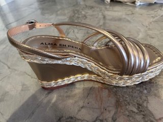 Sandalias cuña Alma en Pena doradas