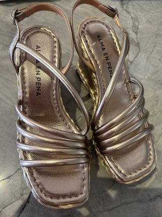 Sandalias cuña Alma en Pena doradas