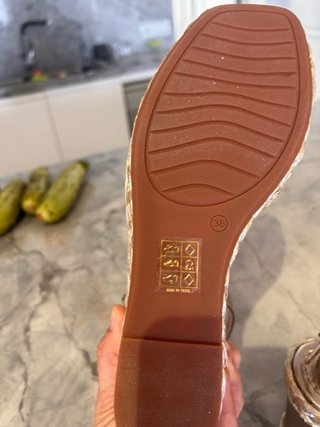 Sandalias cuña Alma en Pena doradas