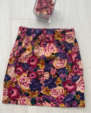 Falda Zara flores T. XS