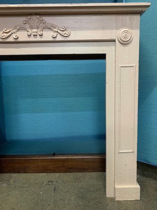Frontal. Marco de chimenea de madera. Antiguo